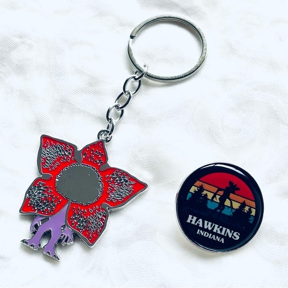 Stranger Things - Lot of 2 NEW - Demogorgon Keychain & Demogorgon Hawkins Pin - Picture 2 of 11